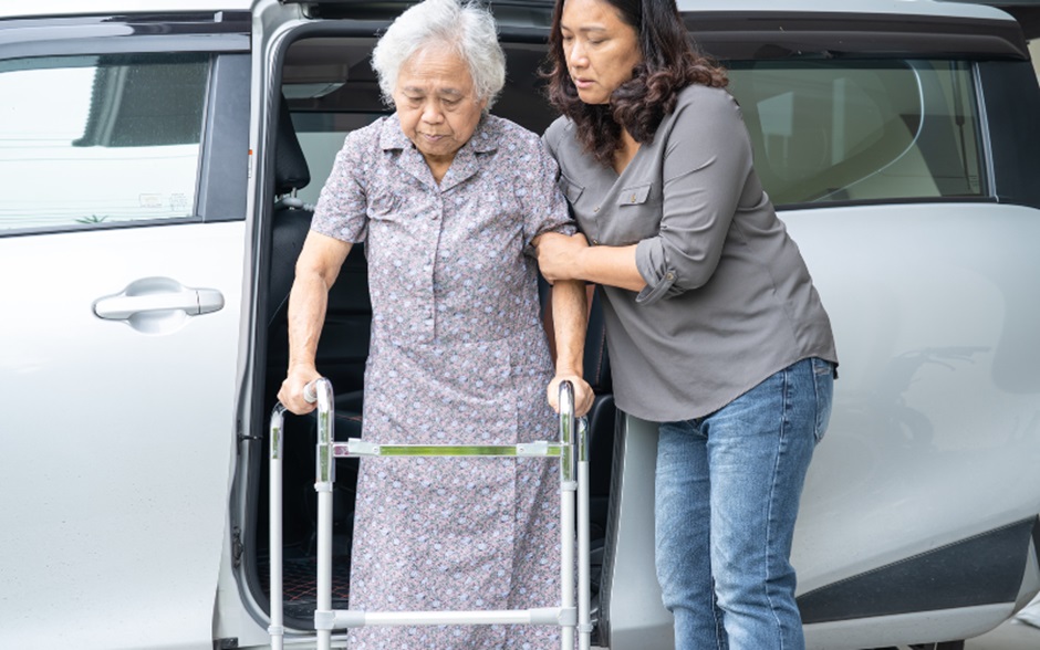 Home Care Services vs. Nursing Homes: Which Suits Seniors?