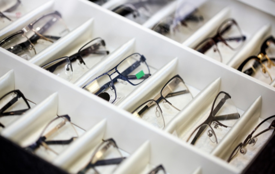 Finding the Perfect Pair: A Guide to Prescription Glasses, Reading Glasses, Frameless Spectacles, Square Glasses, and Transparent Spectacles in Singapore